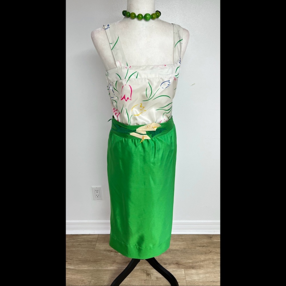 Vintage Green Satin Midi Skirt w Floral Top & Statement Belt – 60s Inspired - Picture 5 of 16